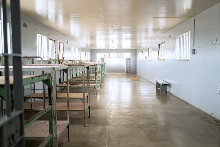 Vue de Robben Island avec son phare emblématique et Mountain table en arrière-plan, un symbole puissant de la lutte contre l'apartheid et du triomphe de l'esprit humain Robben Island 2025.